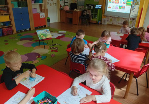 Dzieci kolorują "Calineczkę".
