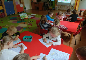 Dzieci kolorują "Calineczkę".