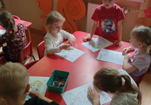 Dzieci kolorują "Calineczkę".