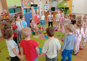 Dzieci śpiewają "Sto lat".