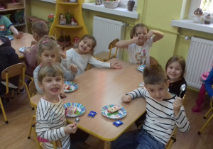 Wszystkie dzieci jedzą smaczny tort :)