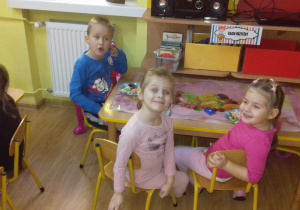 Bogusz, Zuzia i Julka jedzą pyszny tort :)