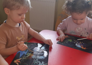 "Świat dinozaurów"- wydrapywanka Tymka i Florki.