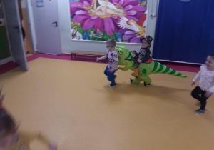 Pościg na dinozaurze- Bartek.