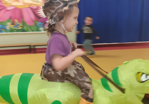 Jazda na dinozaurze- Roksana.