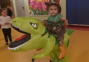 Jazda na dinozaurze- Florentynka.