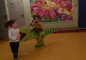 Pościg na dinozaurze- Oliwka.