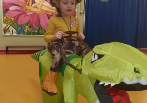 Jazda na dinozaurze- Oliwka.
