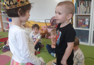 Lilianka częstuje Stasia urodzinowymi słodkościami.