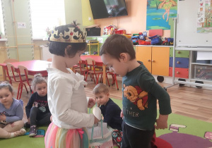Lilianka częstuje Bartka urodzinowymi słodkościami.