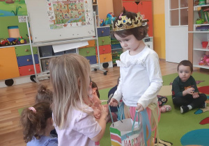 Lilianka częstuje Amelkę urodzinowymi słodkościami.