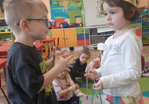 Lilianka częstuje Gracjana urodzinowymi słodkościami.