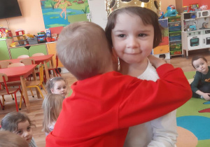 Lilianka częstuje Ignacego urodzinowymi słodkościami.
