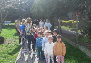 Przedszkolaki podczas próbnej ewakuacji.