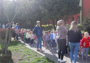 Dzieci podczas próbnej ewakuacji.