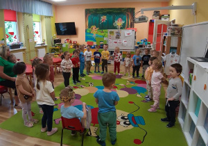 Elfiki śpiewają "Sto l;at" Gracjankowi.