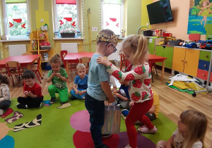 Gracjan częstuje Marcelinę swoimi urodzinowymi słodkościami.