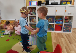 Gracjan częstuje Huberta swoimi urodzinowymi słodkościami.