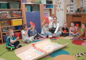 Warsztaty z dietetykiem- dzieci poznają zdrowe produkty.