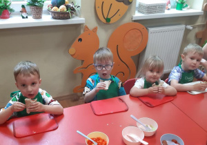 Degustacja przygotowanych tortilli- Oskar, Gracjan, Amelia i Ksawery.