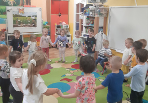 Elfiki śpiewają "Sto lat" Tymonowi.