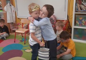 Tymon częstuje Bartka swoimi urodzinowymi słodkościami.