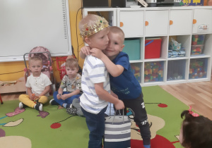 Tymon częstuje Stasia swoimi urodzinowymi słodkościami.