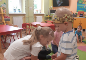 Tymon częstuje Roksankę swoimi urodzinowymi słodkościami.