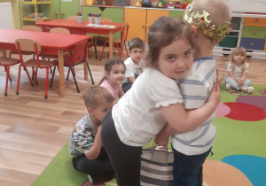 Tymon częstuje Hanię swoimi urodzinowymi słodkościami.