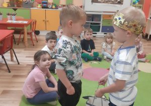 Tymon częstuje Tymona swoimi urodzinowymi słodkościami.