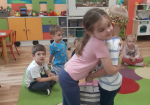 Tymon częstuje Polę swoimi urodzinowymi słodkościami.