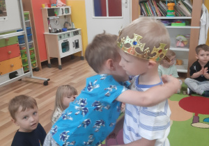 Tymon częstuje Oskara swoimi urodzinowymi słodkościami.