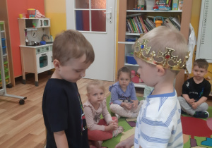 Tymon częstuje Huberta swoimi urodzinowymi słodkościami.