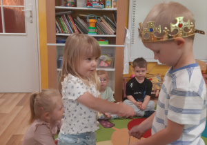 Tymon częstuje Amelię swoimi urodzinowymi słodkościami.