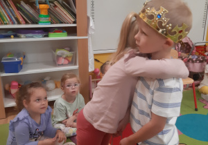 Tymon częstuje Marcelinę swoimi urodzinowymi słodkościami.
