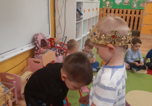 Tymon częstuje Olka swoimi urodzinowymi słodkościami.