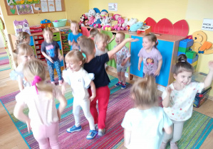 Zabawy ruchowe i taneczne.
