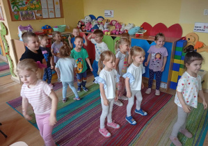 Zabawy ruchowe i taneczne.