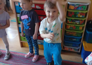 Zabawy ruchowe i taneczne.