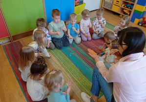 Ćwiczenie z piórkiem i słomką.