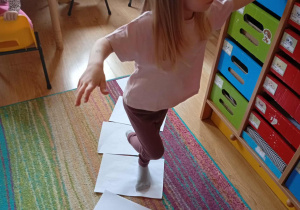 Stanie na jednej nodze.