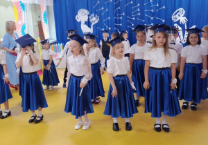 "Uroczyste zakończenie przedszkola" w grupie "Pszczółki"