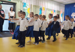 "Uroczyste zakończenie przedszkola" w grupie "Pszczółki"