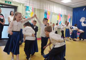 "Uroczyste zakończenie przedszkola" w grupie "Pszczółki"