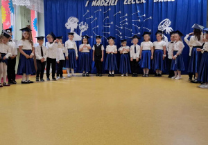 "Uroczyste zakończenie przedszkola" w grupie "Pszczółki"
