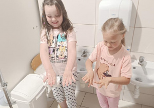 Hania i Nikola pokazują dokładnie umyte rączki.