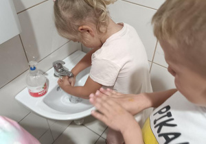 Dzieci myją rączki.