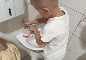 Antoś myje rączki.