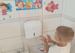 Antek myje ręce zgodnie z instrukcją.
