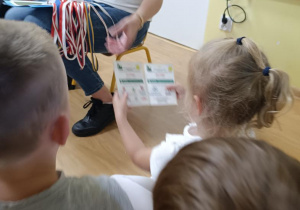 Dzieci oglądają dyplomy i medale.